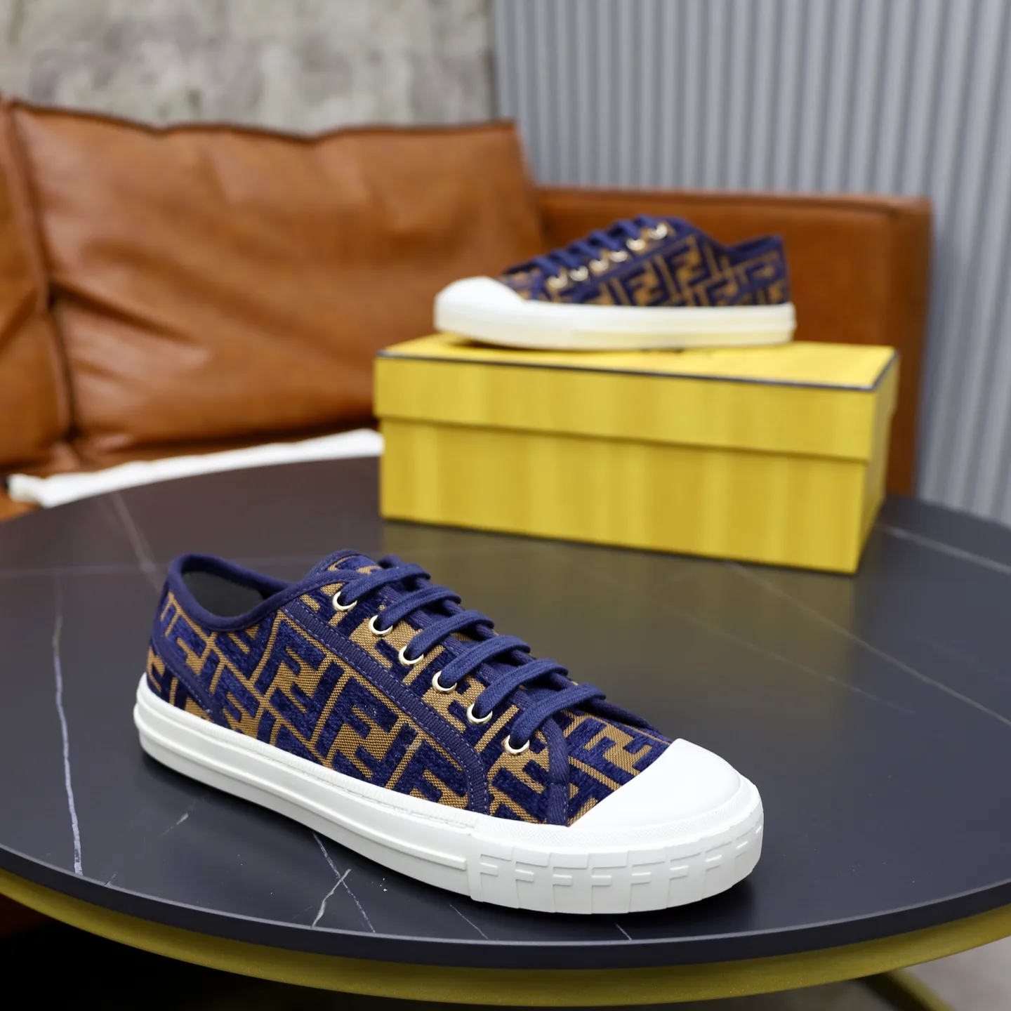 Factory price: 480 original order (couple model) Brand: FENDI Fendi 🙅‍♂️🙅‍♂️🙅‍♂️ Size: Female 35–40, Male 39-44 (45 can be customized) Grade: Official website genuine Material: Imported original LoGO fabric upper Original comfortable lining TPU wear-resistant lightweight outsole Style category: Loafers New trendy shoes Color: actual picture color